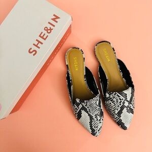 NWT She&In Black and White Snake Print Women's Mules Size 10